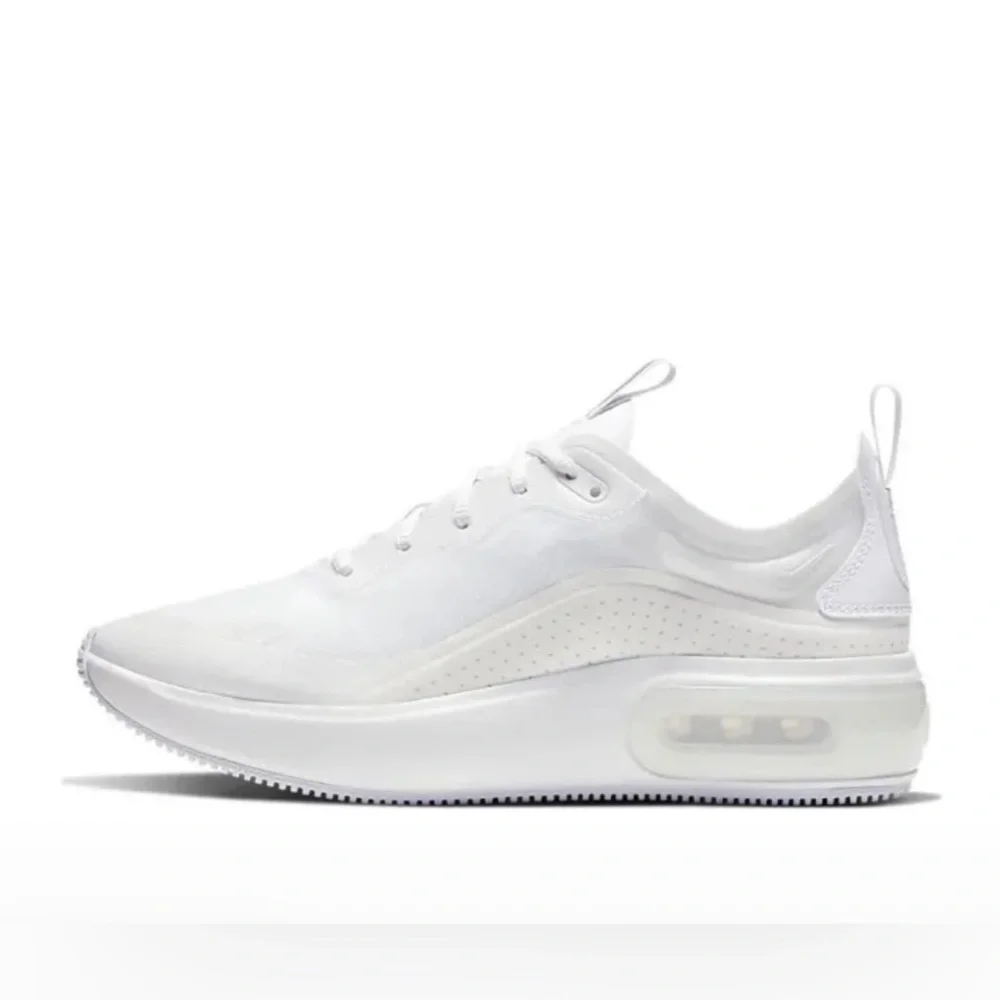 Nike | Women’s white/lavendar Air Max Dia lace up sneakers, lavender accents 8.5